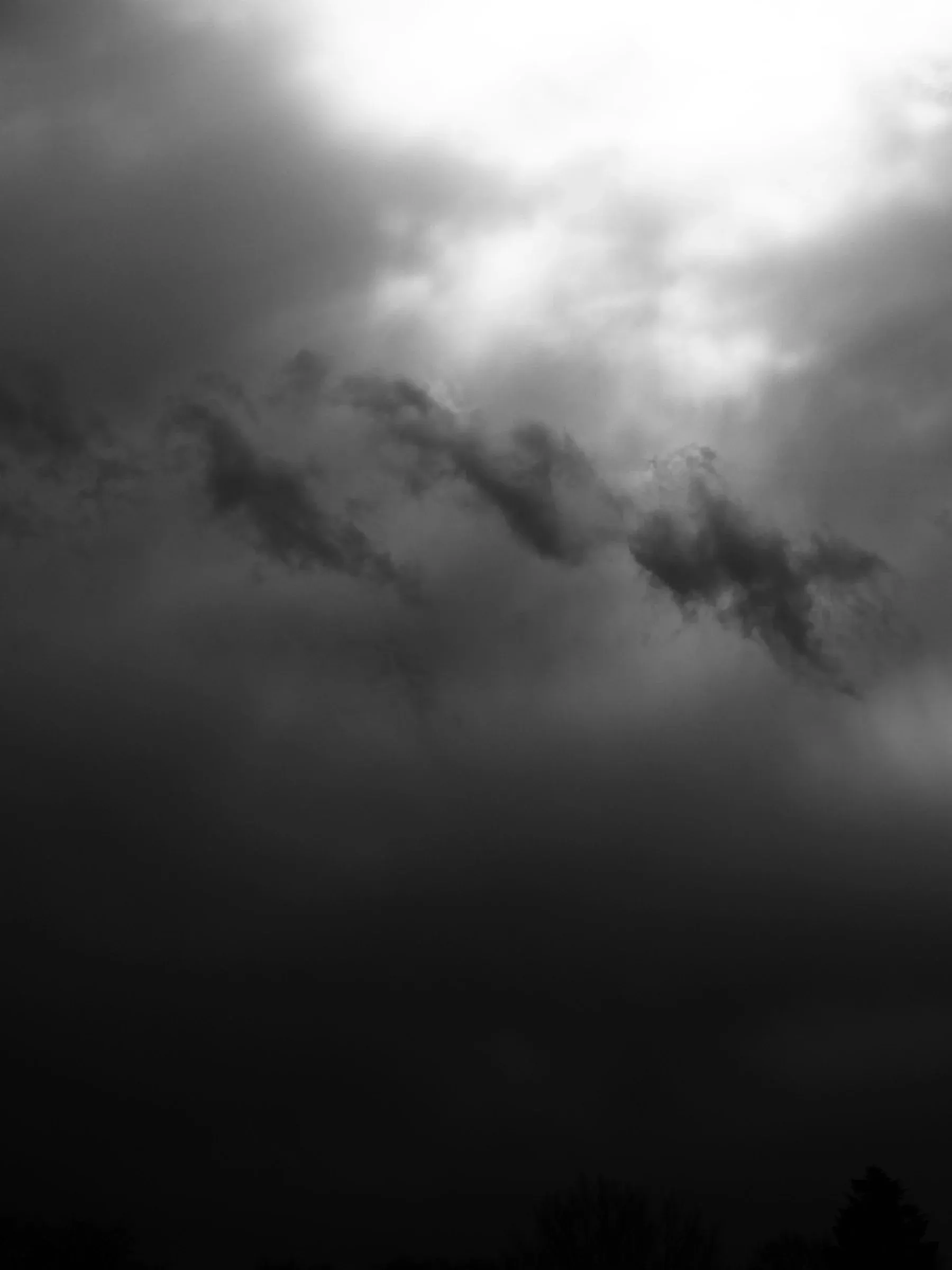 Nubes de tormenta en blanco y negro